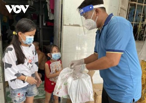 Tet 2022: Gobierno de Binh Duong ayuda a los trabajadores en apuros - ảnh 2