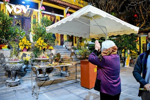 Visitas a las pagodas a principios del Año Nuevo Lunar: belleza cultural de Vietnam - ảnh 3