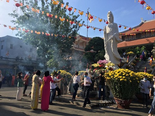 Visitas a las pagodas a principios del Año Nuevo Lunar: belleza cultural de Vietnam - ảnh 6