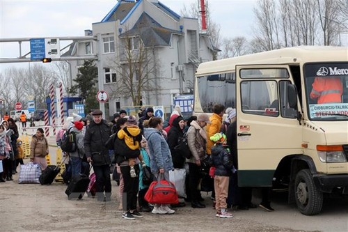 Casi 4,2 millones de ucranianos han huido del país desde el 24 de febrero - ảnh 1
