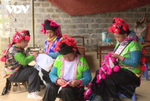 Trajes únicos y sofisticados de mujeres del grupo étnico Mong Blanco - ảnh 1