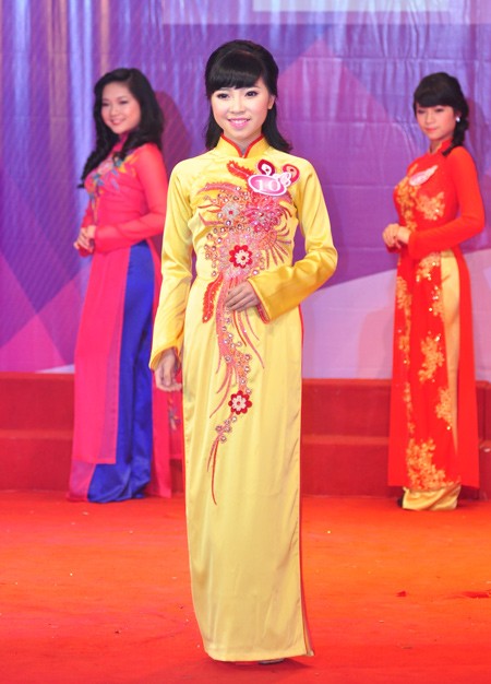 ベトナムの伝統的な民族衣装アオザイ