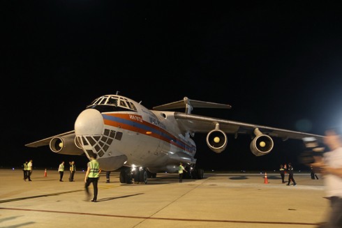 ロシアの支援物資、カムラン空港に運ばれる - ảnh 1