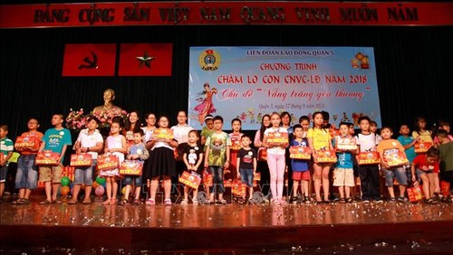 Efectúan actividades a favor de los niños vietnamitas en la Fiesta del Medio Otoño - ảnh 1