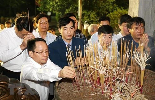ベトナム建国の祖「フン王」に線香を手向ける儀式 - ảnh 1