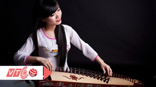 ベトナム伝統的な楽器ダン・チャインの演奏