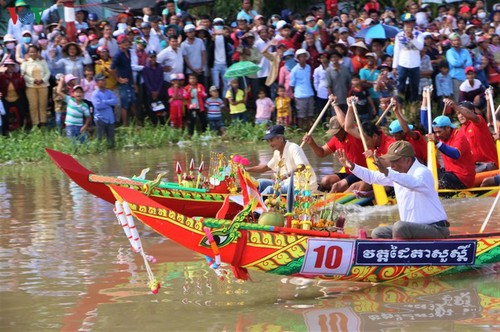 クメール族の独特な文化 オク・オム・ボク祭りとは - ảnh 2