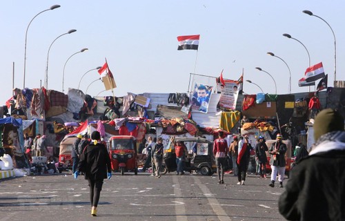 イラク混迷、首都ではデモ拠点襲撃に抗議 サドル師宅にはドローン攻撃 - ảnh 1