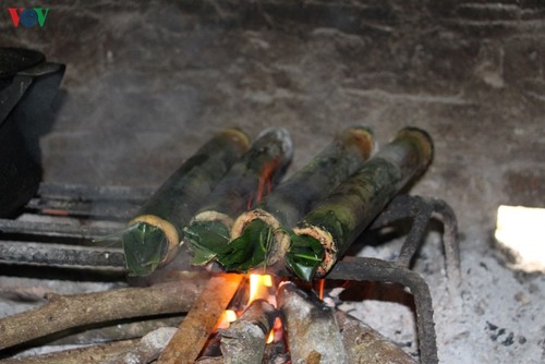 タイ族の伝統料理「アヒルの竹焼き」とは - ảnh 3