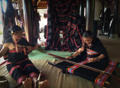 伝統的な手織りを守るアルオイ県の人々 - ảnh 1