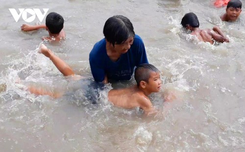 子どもたちに水泳を教える女性がフォーブス・ベトナム誌から顕彰 - ảnh 1
