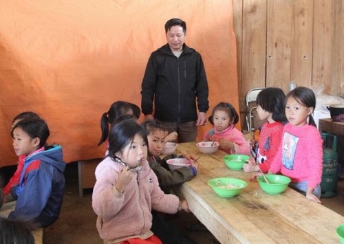 山間部の貧しい家庭の生徒へ食支援をする青年グループ - ảnh 2