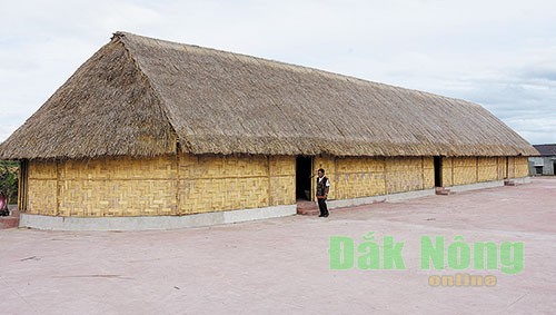 ムノン族の伝統的な家屋「ロングハウス」 - ảnh 1