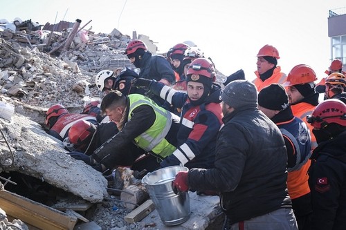 トルコ・シリア地震の被災者への救助活動が続く - ảnh 1