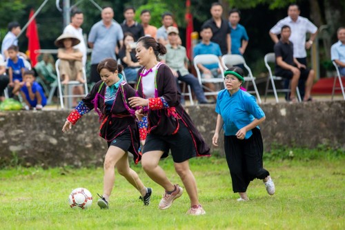 少数民族の女性が民族衣装を着てサッカーをするハーラウ定期市 - ảnh 1