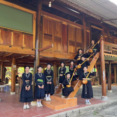 高床式の家の階段 テイ族とヌン族の文化と風習 - ảnh 2