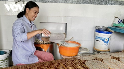 コメ煎餅作りの開発をめざすアンガイ村の取り組み - ảnh 1