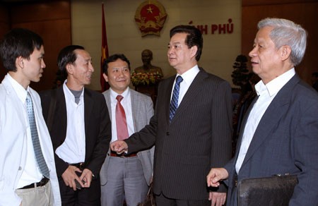 Perdana Menteri  Nguyen Tan Dung mengadakan temu kerja dengan para ekonom. - ảnh 1