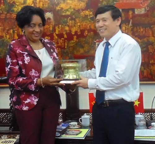 Delegasi Kantor Presiden Angola melakukan temu kerja di provinsi Bac Ninh - ảnh 1