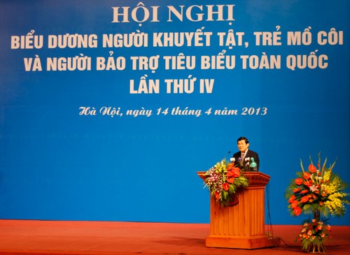 Presiden Vietnam Truong Tan Sang  menghadiri Konferensi  memuji  penyandang cacad yang tipikal - ảnh 1