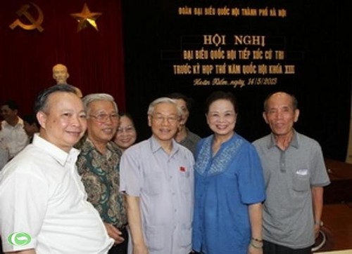 Sekjen Nguyen Phu Trong melakukan kontak dengan para pemilih dua kabupaten kota Hoan Kiem dan Tay Ho, kota Hanoi - ảnh 1