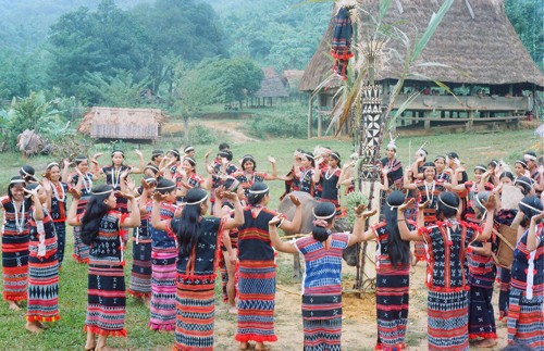 Tung tung da da - Tarian rakyat etnis minoritas Co Tu yang dipersembahkan kepada dewa - ảnh 1