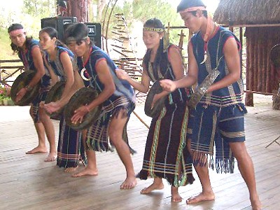 Rakyat etnis minoritas Co Tu mengkonservasikan kebudayaan tradisional - ảnh 2