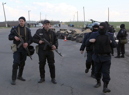 Pemerintah sementara Ukraina  menyatakan belum menarik pasukan dari wilayah Timur. - ảnh 1
