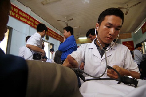 Para dokter muda Vietnam  bersama dengan para nelayan merapati laut - ảnh 1