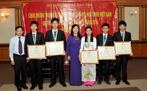 Lima pelajar Vietnam mencapai prestasi tinggi di Olympiade Fisika Internasional-2014 - ảnh 1