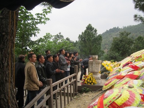 Ribuan orang berziarah kepada makam almarhum Jenderal Vo Nguyen Giap - ảnh 1