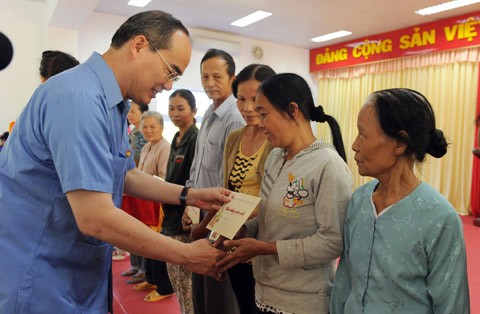 Pimpinan Partai dan Negara Vietnam memberikan bingkisan Hari Raya Tet kepada para kepala keluarga miskin - ảnh 1