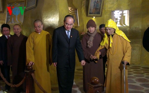Ketua Pengurus Besar Front Tanah Air Vietnam mengucapkan selamat Hari Raya Tet kepada  pimpinan Sangha Buddha Vietnam.  - ảnh 1