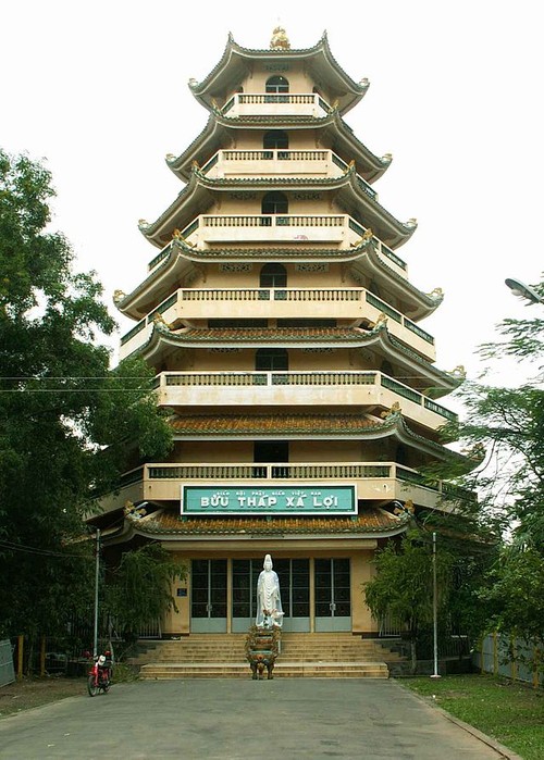 Mengunjungi pagoda-pagoda  terkenal di kota Ho Chi Minh - ảnh 2