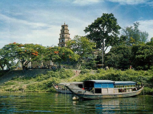 Sungai Huong  dan gunung Ngu: Keindahan pemandangan alam di daerah Hue yang eksotis - ảnh 1