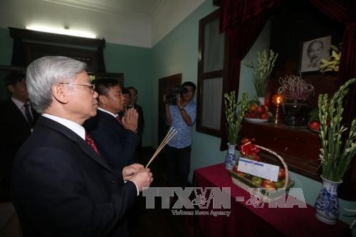 Sekjen KS PKV,Nguyen Phu Trong  membakar hio mengenangkan Presiden Ho Chi Minh - ảnh 1