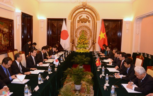 Deputi PM, Menlu Pham Binh Minh mengadakan pembicaraan dengan Menlu Jepang, Fumio Kishida - ảnh 1