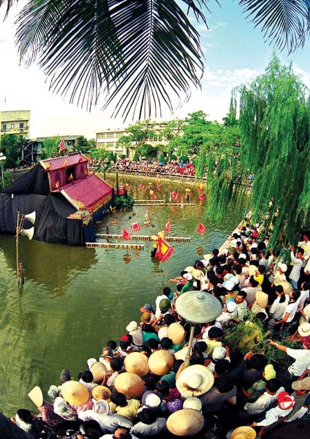 Keunikan dan keatraktifan  rombongan  wayang golek air desa Nguyen - ảnh 1
