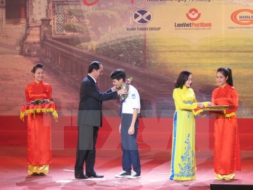 Kira-kira 200 pelajar, mahasiswa dan atlet mendapat hadiah Dana penyuluhan belajar dan  talenta Dinh Bo Linh-tahun 2016  - ảnh 1