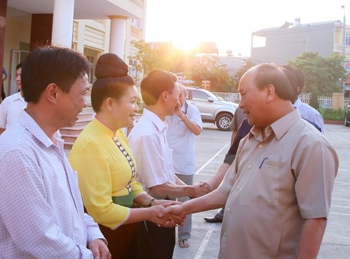 PM Nguyen Xuan Phuc menyapa dan mencari tahu tentang situasi kehidupan penduduk di daerah pemukiman proyek hydrolistrik  Son La - ảnh 1