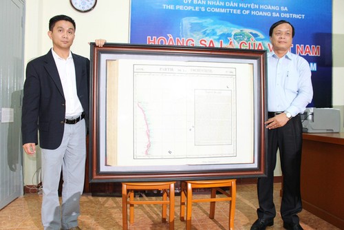 Kabupaten Hoang Sa, kota Da Nang menerima peta yang berharga tentang Hoang Sa yang dihadiahkan oleh  seorang diaspora Vietnam - ảnh 1