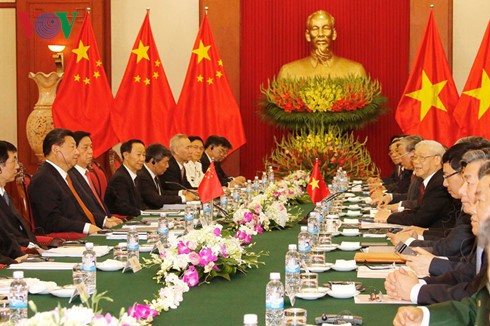 Sekjen KS PKV, Nguyen Phu Trong  mengadakan pembicaraan dengan Sekjen, Presiden Tiongkok, Xi Jin-ping - ảnh 1