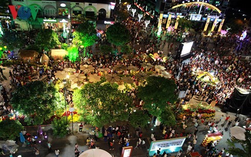 Rakyat di seluruh Vietnam menyongsong  malam alih  tahun - ảnh 1