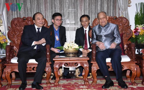 Para pemimpin Vietnam dan Laos  tidak henti-hentinya memupuk hubungan istimewa antara dua negara - ảnh 1
