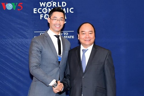 PM Vietnam, Nguyen Xuan Phuc menerima pimpinan WEF, AIIB dan Grup Cisco - ảnh 1