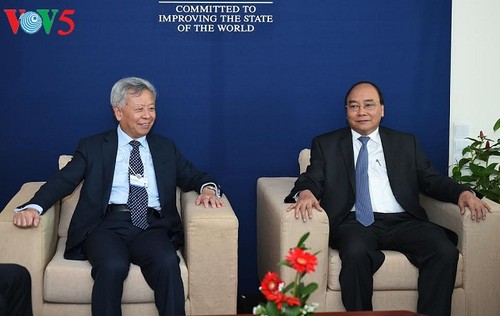 PM Vietnam, Nguyen Xuan Phuc menerima pimpinan WEF, AIIB dan Grup Cisco - ảnh 2