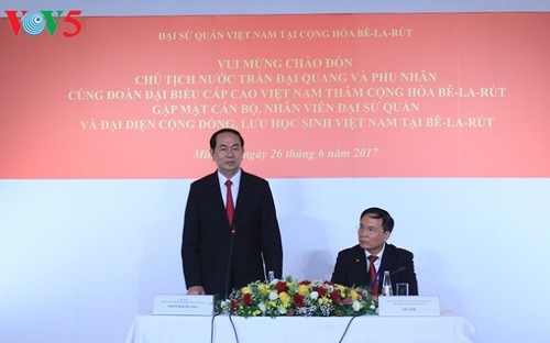 Presiden Vietnam Tran Dai Quang  menemui  para pejabat dan staf Kedutaan Besar  dan para wakil komunitas orang dan  mahasiswa Vietnam di Belarus - ảnh 1