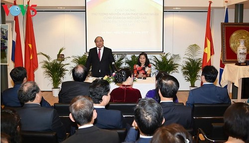 PM Vietnam Nguyen Xuan Phuc mengadakan pertemuan dengan komunitas orang Vietnam di Belanda - ảnh 1