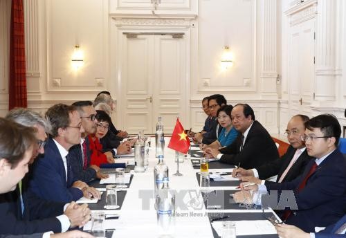 PM Vietnam, Nguyen Xuan Phuc menerima beberapa Asosiasi dan Grup Ekonomi di Belanda - ảnh 1