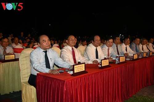 PM Vietnam, Nguyen Xuan Phuc  menghadiri program kesenian: “Tempat suci Dong Loc” - ảnh 1